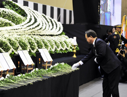 행정안전부와 소방청은 2일 충남 아산시 이순신체육관에서 지난달 30일 43번 국도에서 야생동물 구조활동을 하다 숨진 아산소방서 김신형 소방장과 소방교육생 김은영, 문새미씨의 영결식을 거행했다. 김부겸 행안부 장관이 헌화하고 있다.  행안부 제공